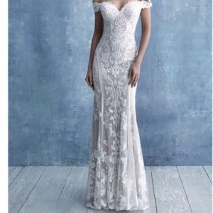 NEW- Never worn wedding dress